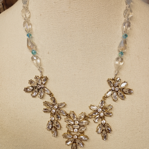 Jewelry - Elegant Crystal Flower Necklace